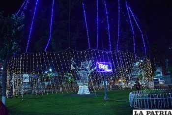 Impulsando el espíritu navideño, ENDE iluminó la plaza &quot;Ángel Mendoza&quot;