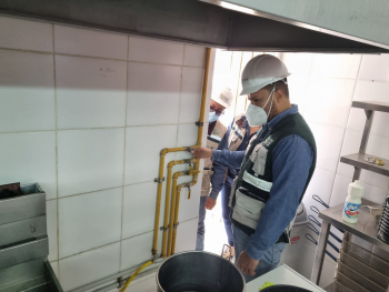 ANH y YPFB inspecciona conexiones de gas en 17 restaurantes del patio de comidas de la Expocruz