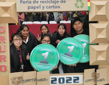 Cartonbol promueve el cuidado del medio ambiente con feria de reciclaje en Oruro
