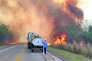 SABSA controla incendio alrededor del aeropuerto de Viru Viru