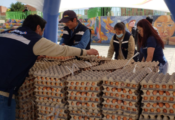 Emapa comercializa huevos a precio justo en El Alto