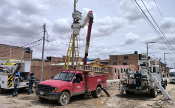 ENDE realiza trabajos de mantenimiento de redes de distribución eléctrica en Oruro, La Paz y Beni