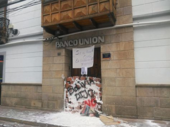 Banco Unión lamenta tapiado de su edificio central en Sucre y toma acciones para atender a sus clientes