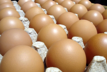 Emapa mantiene el precio del maple de huevo en Bs 22 y el kilo de carne de pollo en Bs 15,50 en sus supermercados