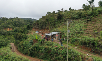 Delapaz inaugura proyecto de electrificación para beneficio de 196 familias de Caranavi